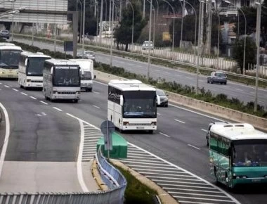 Θεσσαλονίκη: Οι πρώτοι διαδηλωτές αναχώρησαν για το συλλαλητήριο με τραγούδια και σημαίες